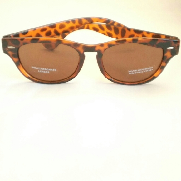 Sunglasses Classic Classy Wayfarer UV Poly Shades - Picture 4 of 4